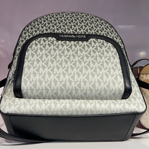 Michael Kors Jaycee Medium Ombré Signature Logo Backpack
Black 
NWT - Picture 9 of 14